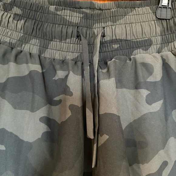 Albion Lunge women’s camo lined shorts size XL good condition - Picture 4 of 10
